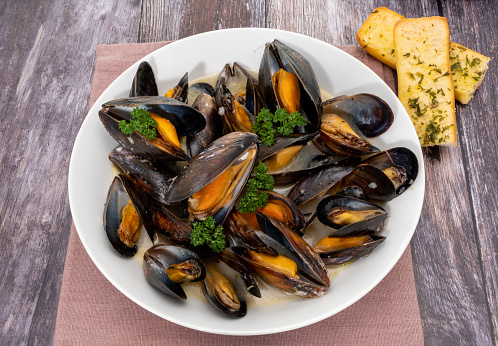 Steamed mussel moules mariniere with garlic bread