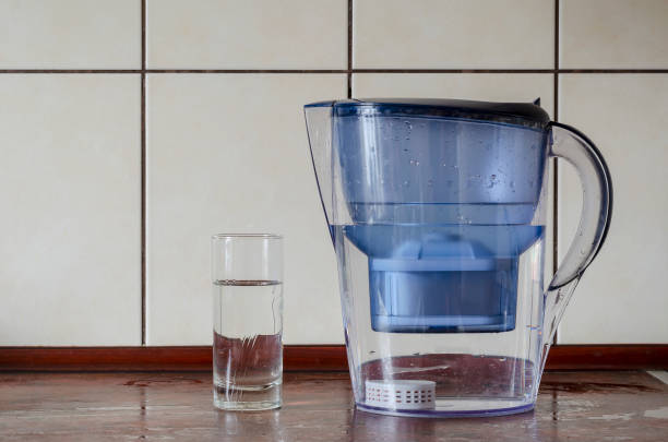 cruche de filtre à eau âââwith cartouche de silicium à l’intérieur sur le comptoir de cuisine. - water filter photos et images de collection