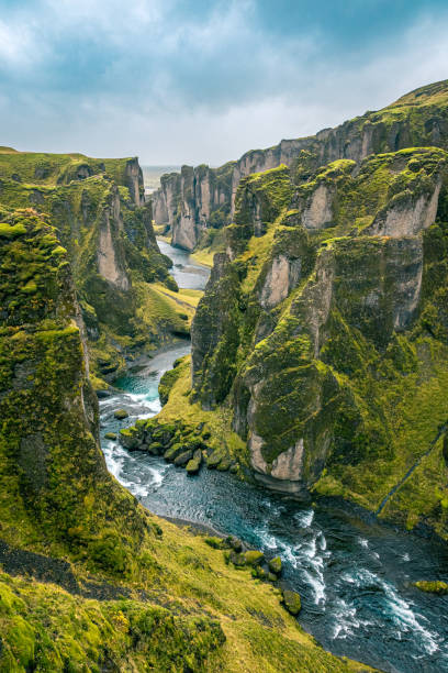cânion fjaðrárgljúfur - cachoeira e rio - islândia - scenics waterfall autumn rock - fotografias e filmes do acervo