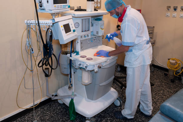 equipe de limpeza limpando salas do hospital - scrub brush - fotografias e filmes do acervo