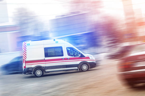 krankenwagen rast durch den stadtstau auf rutschiger straße mit schlammschnee. autounfall auf autobahn - emergency sign winter driving emergency services stock-fotos und bilder