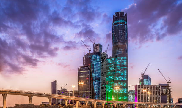 reino da arábia saudita, riade, distrito financeiro rei abdullah 31 de janeiro de 2020 grandes edifícios equipados com a mais recente tecnologia - equipped - fotografias e filmes do acervo