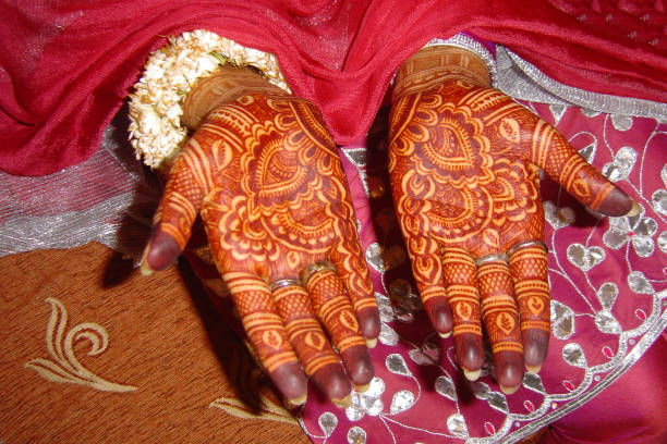 padrões feitos com henna nas mãos da noiva - wedding indian culture pakistan henna tattoo - fotografias e filmes do acervo