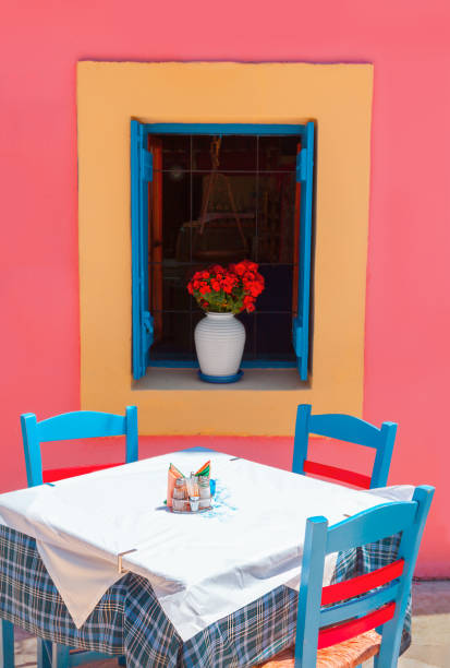 café callejero - greek islands table window sun fotografías e imágenes de stock