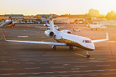 privatflugzeug-am-flughafen.jpg?b=1&s=170x170&k=20&c=dyHAjn5SdfEqLD2FDyASQDGrZp5uyATJxZjl17hvs60=