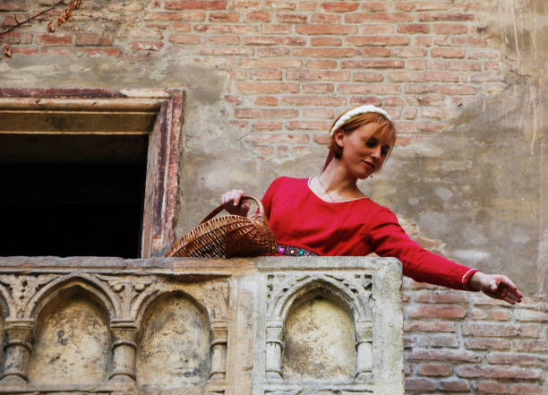 cosplayer femenina en el balcón de julieta en verona. italia - capulet fotografías e imágenes de stock