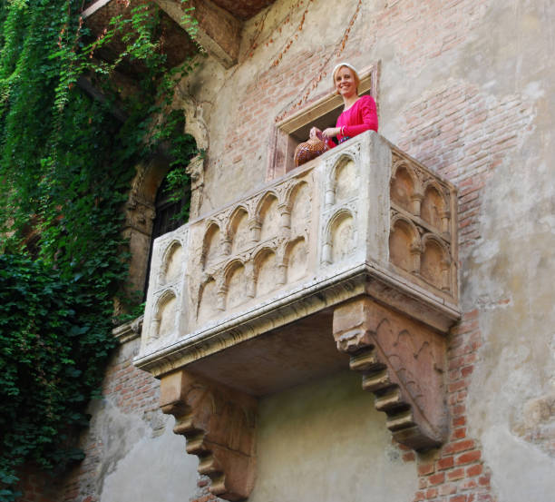 weibliche cosplayerin auf dem balkon von julia in verona. italien - travel juliets balcony balcony europe stock-fotos und bilder