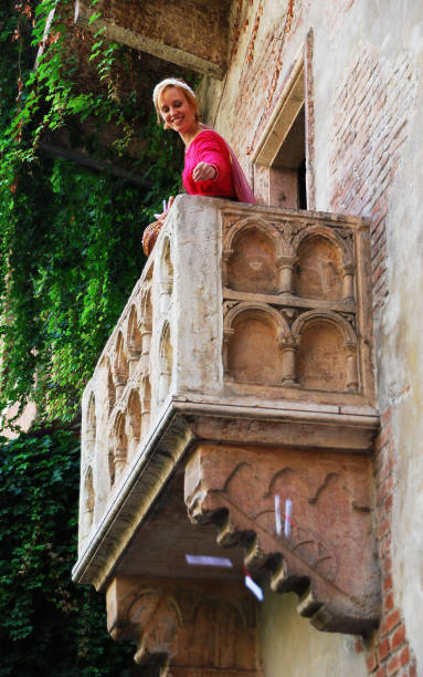 weibliche cosplayerin auf dem balkon von julia in verona. italien - travel juliets balcony balcony europe stock-fotos und bilder