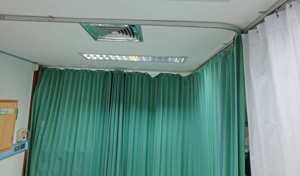 cortina verde y blanca en la sala de espera en el hospital. - macro chair domestic room contemporary fotografías e imágenes de stock