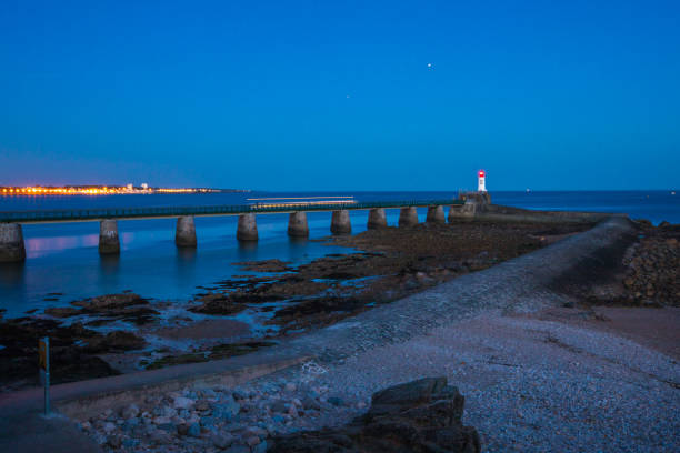 wejście do portu les sables d'olonne zaczerpnięte z la chaume, z molem i latarnią morską o zachodzie słońca, vendee, francja - beacon la mola architecture and buildings travel locations zdjęcia i obrazy z banku zdjęć