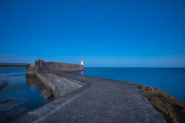 wejście do portu les sables d'olonne zaczerpnięte z la chaume, z nim molo i latarnia morska o nazwie petite jetee o zachodzie słońca, vendee, francja - beacon la mola architecture and buildings travel locations zdjęcia i obrazy z banku zdjęć