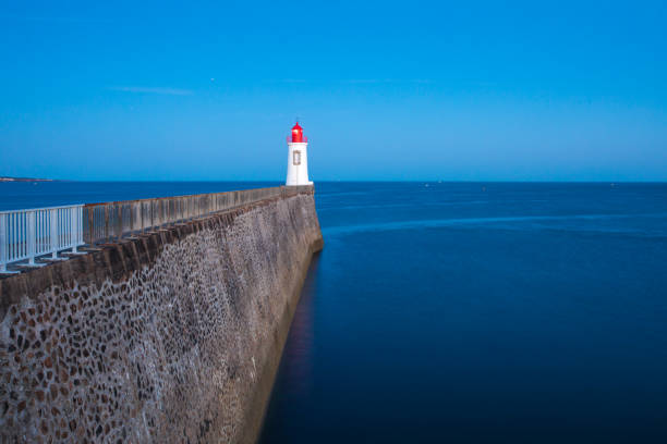 wejście do portu les sables d'olonne zaczerpnięte z la chaume, z nim molo i latarnia morska o nazwie petite jetee o zachodzie słońca, vendee, francja - beacon la mola architecture and buildings travel locations zdjęcia i obrazy z banku zdjęć