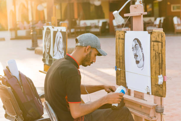 malarz artysta na ulicy zachód słońca pracy z płótnem – zdjęcie