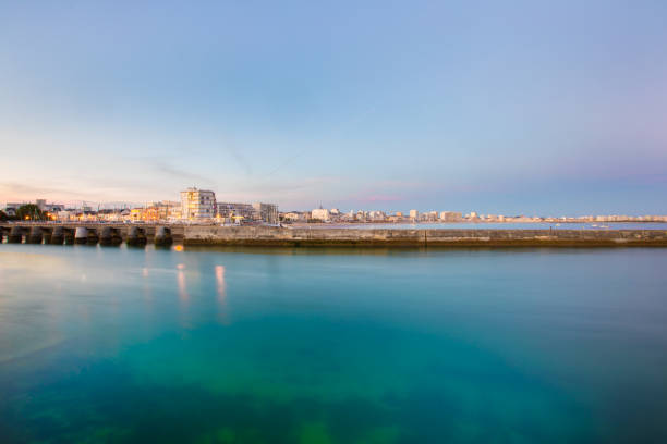 wejście do portu les sables d'olonne zaczerpnięte z la chaume, z molem i latarnią morską o zachodzie słońca, vendee, francja - beacon la mola architecture and buildings travel locations zdjęcia i obrazy z banku zdjęć