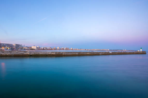 wejście do portu les sables d'olonne zaczerpnięte z la chaume, z molem i latarnią morską o zachodzie słońca, vendee, francja - beacon la mola architecture and buildings travel locations zdjęcia i obrazy z banku zdjęć