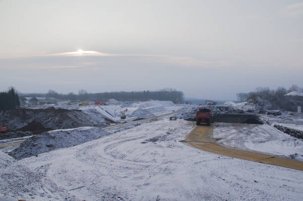 budowa dróg w okresie zimowym - tire track making tire construction zdjęcia i obrazy z banku zdjęć