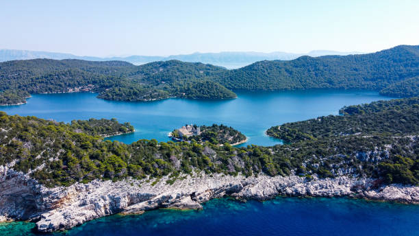 aerial drone shot of national park on island mljet in croatia - morze adriatyckie zdjęcia i obrazy z banku zdjęć