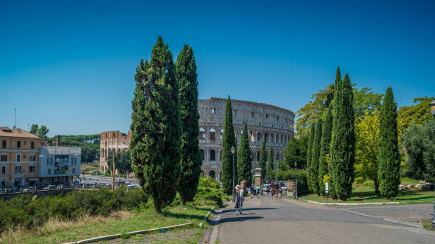 camino de domus aurea al coliseo en roma, italia - domus fotografías e imágenes de stock