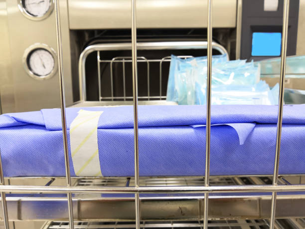instrumento quirúrgico conjunto en el carro de la máquina de esterilización - sterilizer fotografías e imágenes de stock
