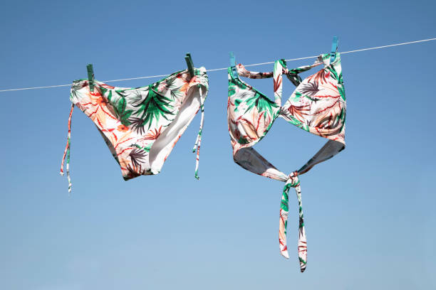 maillots de bain suspendus sur une ligne pour sécher - bra lingerie clothesline underwear photos et images de collection