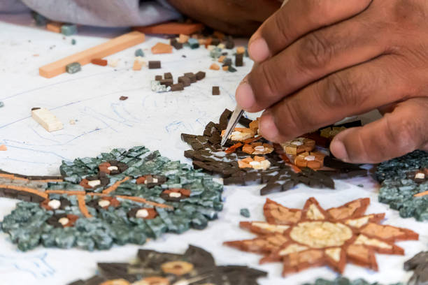 artista, ferramentas de mosaico, artesanato, usa pinças para fazer mosaico, close-up. processo antigo fazendo mosaicos. - mosaic human hand craft artist - fotografias e filmes do acervo