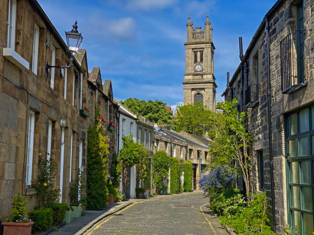 Circus Lane, Stockbridge, Edinburgh Circus Lane is an iconic residential lane in Stockbridge, part of Edinburgh's New Town, that features beautiful homes adorned with plants and flowers and a cobblestone footpath. midlothian scotland stock pictures, royalty-free photos & images