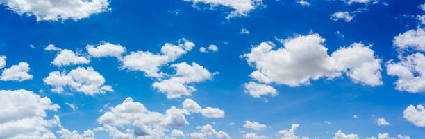 ciel bleu de panorama et nuages avec le fond naturel de lumière du jour. - nuage photos photos et images de collection