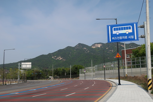 a sign for a Korean bus-only (Korea Text : a Korean bus-only)