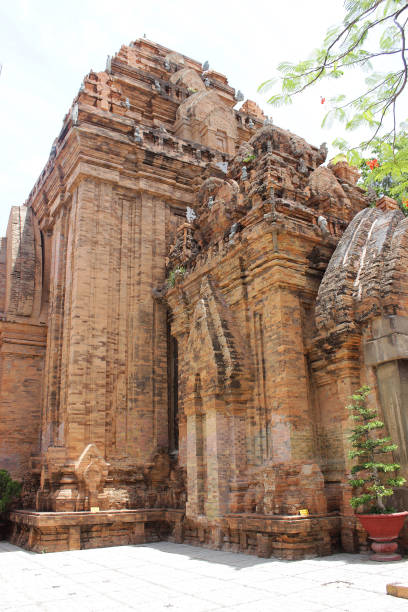 piękne wieże ponagar cham w nha trang ze specjalną architechture - architechture zdjęcia i obrazy z banku zdjęć