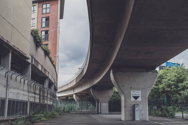 espacio de estacionamiento de pago y visualización debajo de un paso elevado - concrete curve highway symbol fotografías e imágenes de stock