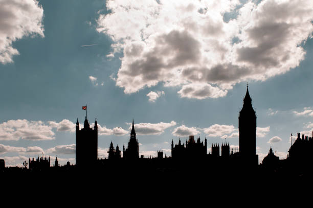 ウェストミンスターのシルエット:ロンドンの曇り空の上の国会議事堂とビッグベン - london england skyline big ben orange ストックフォトと画像