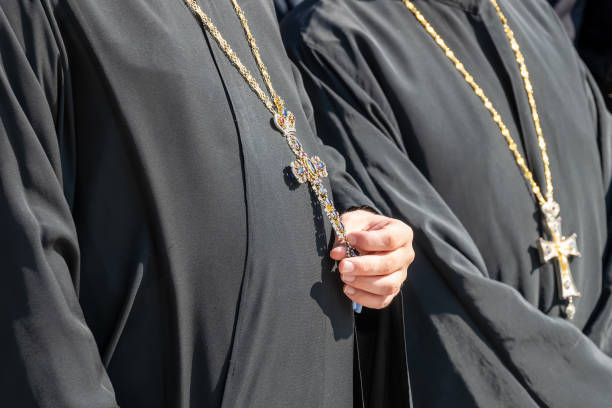 orthodoxer priester hält kreuz hängen datam hals. - orthodoxes christentum stock-fotos und bilder
