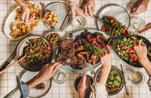 lay piatto di persone che hanno una festa barbecue con carne e verdure - beef close up cooked dinner foto e immagini stock