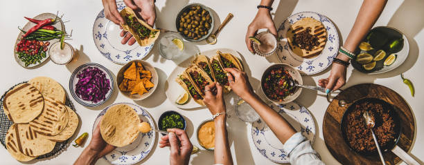 familia o amigos que tienen cena de taco al estilo mexicano con cerveza - tacos fotografías e imágenes de stock