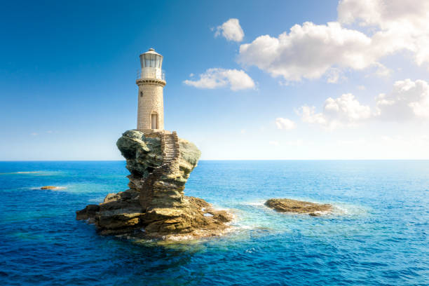 der schöne leuchtturm tourlitis von chora in der nacht. andros island, kykladen, griechenland - sea sign direction beacon stock-fotos und bilder