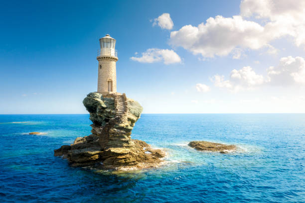 le magnifique phare tourlite de chora la nuit. andros island, cyclades, grèce - sea sign direction beacon photos et images de collection