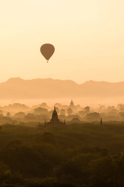 balões de ar quente sobrevoam os templos em bagan, mianmar antes do nascer do sol - ancient architecture buddhism burmese culture - fotografias e filmes do acervo