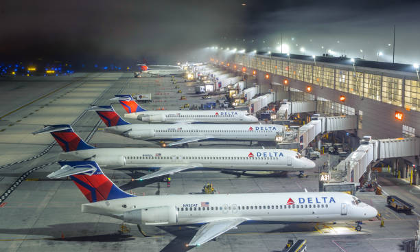 Foggy Night at DTW Airport Detroit, MI, USA, Sep. 15, 2017: Several Delta Air Lines B717 airplanes at DTW airport, in a foggy night delta stock pictures, royalty-free photos & images