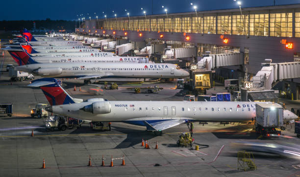 delta air lines à l’aéroport de dtw - delta air lines photos et images de collection