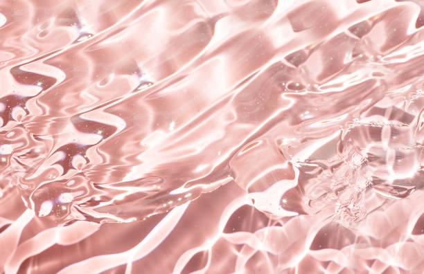 transparentes hautpflegeprodukt. rosa gel kosmetische klare flüssigkeit - seife fotos stock-fotos und bilder