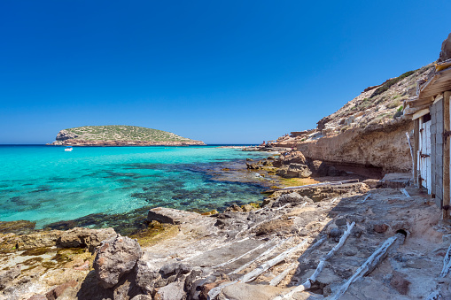 Ibiza - Cala Comte, vista desde Cala Escondida sobre el mar hasta la isla 