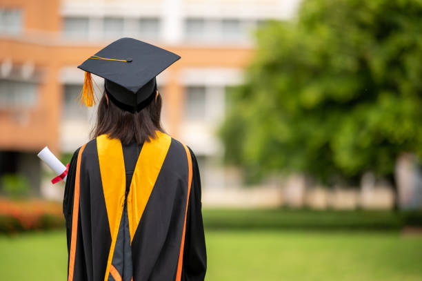 félicitations de graduation, les diplômés se tiennent en ligne en attendant l’attribution du certificat de degré. - graduation color image people photography photos et images de collection