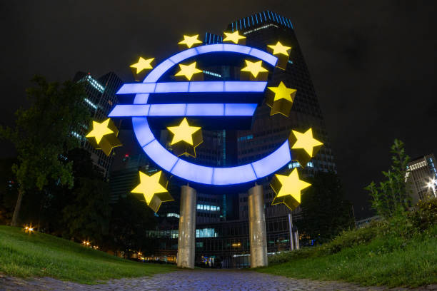 großes euro-symbol bei nachtweise in frankfurt am main - ecb stock-fotos und bilder