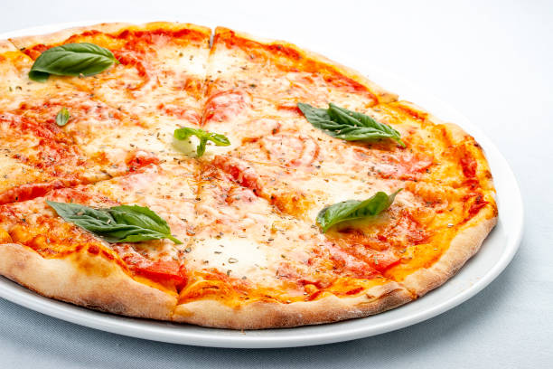 pizza margarita na białym tle - foods and drinks isolated on white basil cooked zdjęcia i obrazy z banku zdjęć