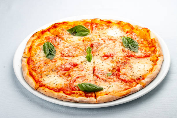 pizza margarita su sfondo bianco - pizza margherita foto e immagini stock