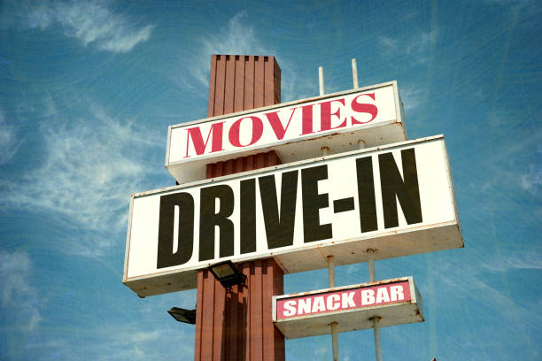 films drive-in - drive in sign photos et images de collection