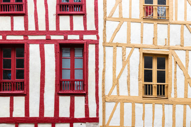 façades de vieilles maisons dans les rues de vannes, en bretagne - half way line photos et images de collection