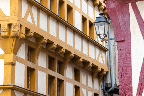 façades de vieilles maisons dans les rues de vannes, en bretagne - half way line photos et images de collection