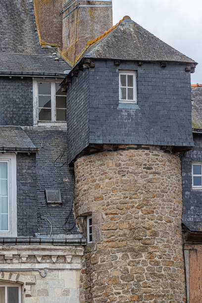 façades de vieilles maisons dans les rues de vannes, en bretagne - half way line photos et images de collection