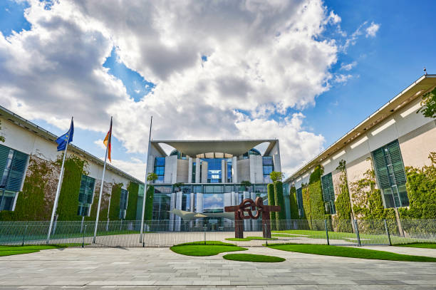 le lieu de travail de la chancelière allemande à berlin. - chancellery photos et images de collection